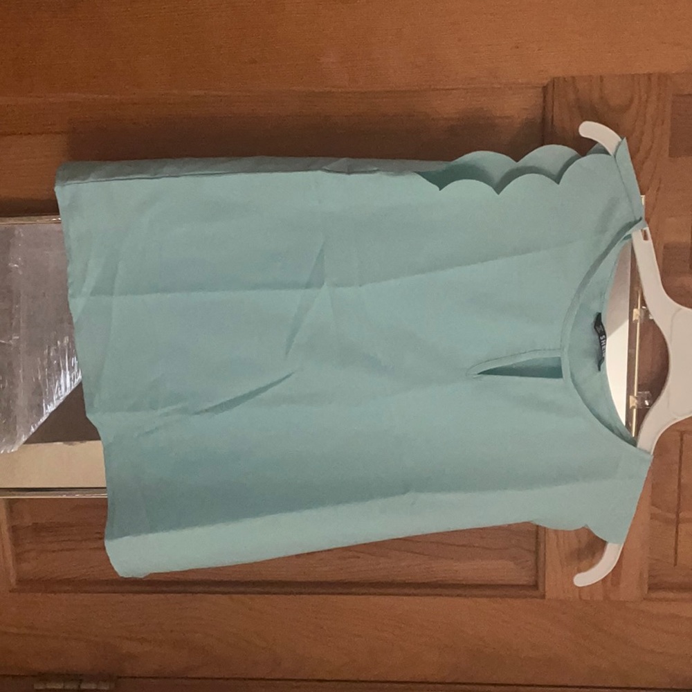 Scalloped sleeve top great for work
